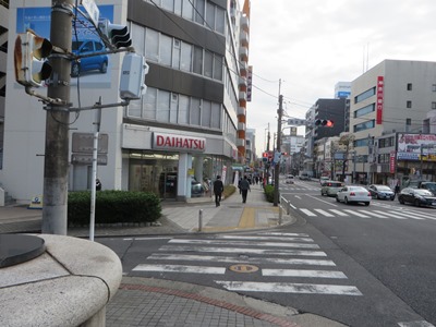横浜駅根岸道路（市道８０号）　長者橋交差点で左折、紅葉のサクラ並木の大岡川河畔へ