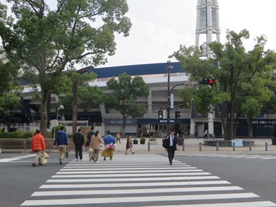 尾上町通り　市庁舎前交差点でみなと大通りを横断、横浜公園へ