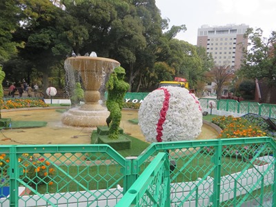横浜公園　噴水に飾られた野球選手の像