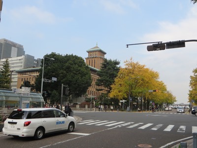 日本大通り　港郵便局前交差点で右折、本町通りへ