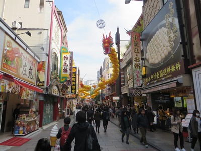 横浜中華街　春節の飾りがなされた中華街大通りを東進