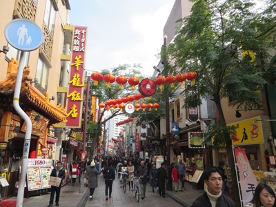 横浜中華街　春節の飾りがなされた中華街大通りを東進