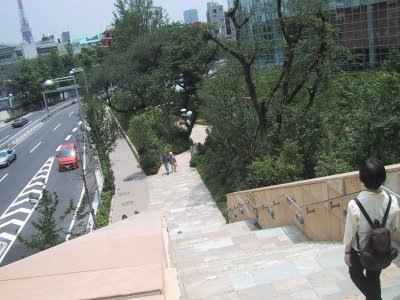The Mouri garden is in a Gaien Higashi Avenue (Beltway No. 3 route) side.
