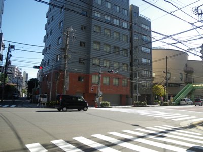 上野小学校前交差点で左折、清洲橋通りへ