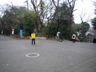 上野公園　清水観音堂裏で坂を下る