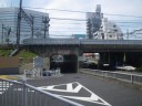 職安通り　西武新宿線ガード下を進む