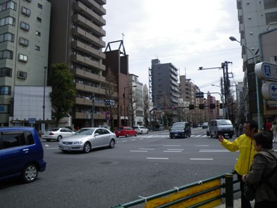 本郷通り　上富士前交差点で不忍通りを渡る