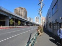 都道音羽池袋線（４３５号）　首都高５号池袋線の高架沿いに小篠坂（小笹坂）を上る