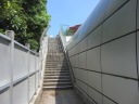 都道赤坂杉並線（都道４１３号）　乃木坂トンネル脇の歩道を進む