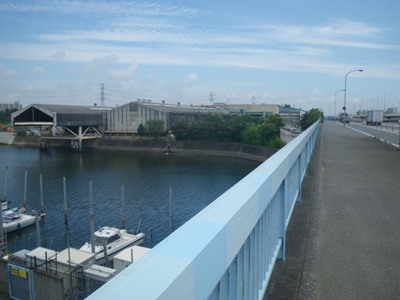 湾岸道路(国道357号) 千鳥大橋を渡る