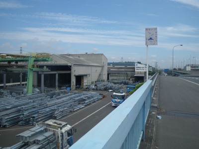 湾岸道路(国道357号) 鉄骨加工など工場が続く