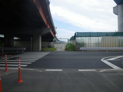 湾岸道路(国道357号)沿いに歩き、突き当たりで右折