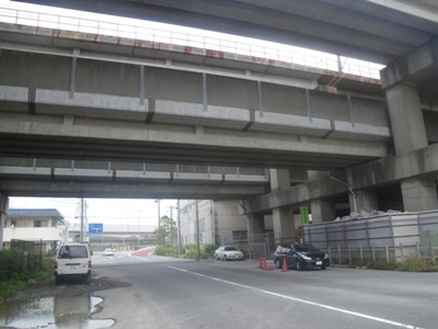 京葉線の高架の先は自動車専用の連絡道路