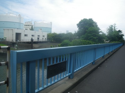 湾岸道路(国道357号) 西浦歩道橋を渡る
