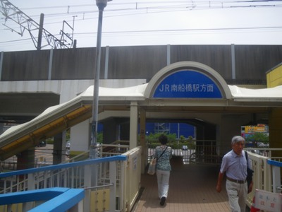 若松第一歩道橋 左折して京葉線高架下を歩く