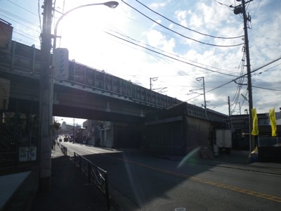 府中街道 新幹線高架下を進む