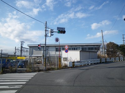 ガス橋通り 新鶴見操車場入口交差点で左折、横須賀線沿いに南下