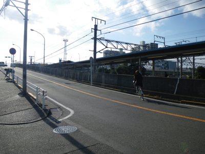 新川崎駅ホーム横の坂を上る