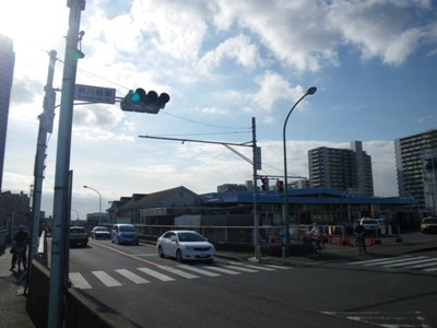 新川崎駅交差点で右折