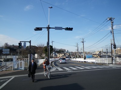 鹿島田跨線橋西側交差点で左折