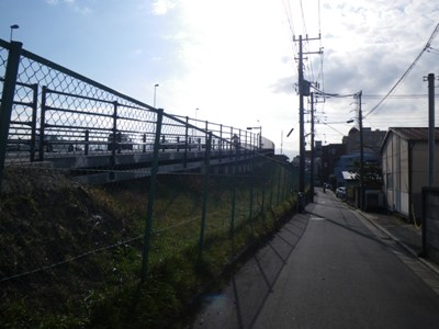横須賀線 線路沿い 小倉陸橋側道