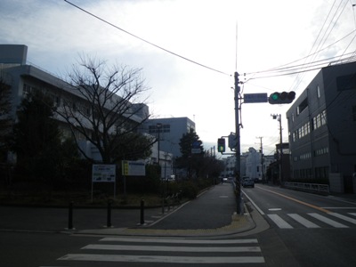 横須賀線 線路沿い 新鶴見小学校交差点