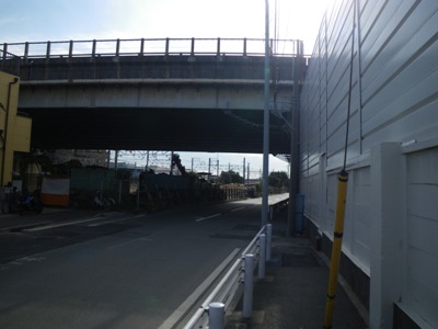 横須賀線 線路沿い 国道1号(第二京浜)の高架下を進む