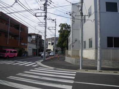 横須賀線 線路沿い 国道1号の高架の次の信号で左折
