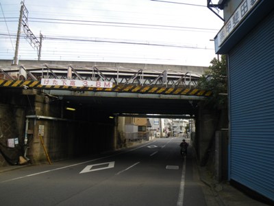 横須賀線の高架下を歩く