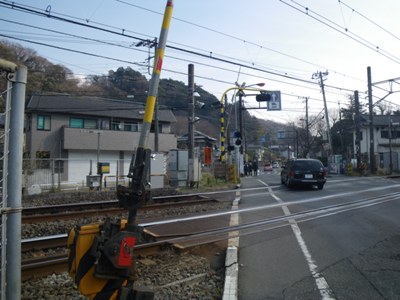 県道２１号横浜鎌倉線　横須賀線踏切を渡る