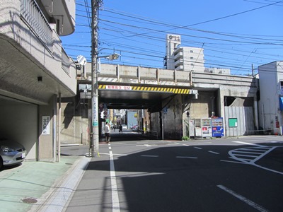 JR 常磐線のガード下を通り北上