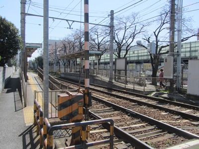都電荒川線 踏切の左に見える荒川一中前駅