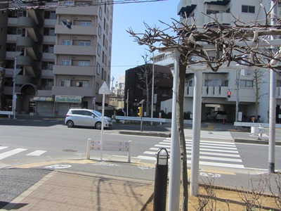 突き当りで右折、明治通りへ