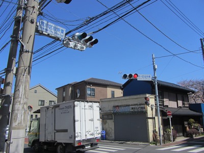 荒川区役所東交差点でサンパール通りを過ぎ、踏切を渡る