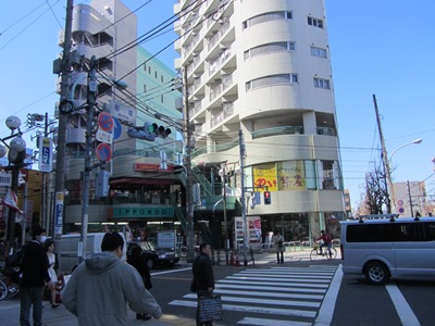 町屋交差点で尾竹橋通りを渡る