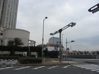 潮風公園北交差点で台場青海線(都道482号)を渡り、湾岸道路(国道357号)へ