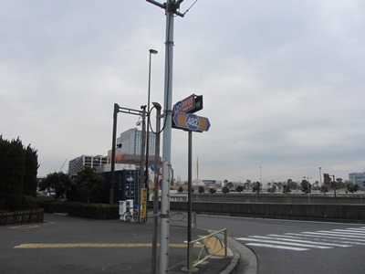 潮風公園北交差点で台場青海線(都道482号)を渡り、湾岸道路(国道357号)へ