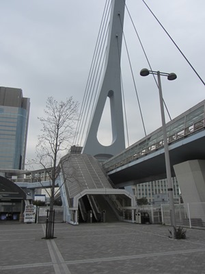 テレポートブリッジを渡り、湾岸道路の北側歩道へ