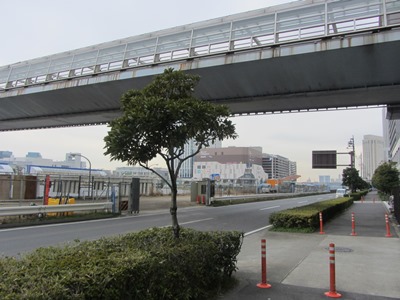 テレポートブリッジを渡り、湾岸道路(国道357号)の北側の歩道に出る