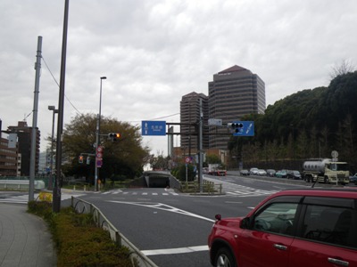 第一京浜 八ツ山橋交差点で左折、八ツ山通りへ