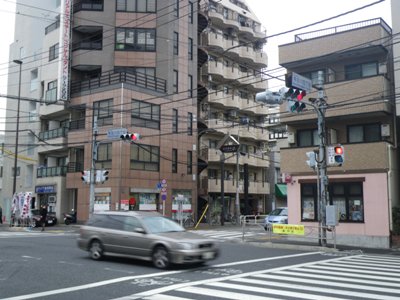 第一京浜 南品川四丁目交差点で右折すると、ゼームス坂へ
