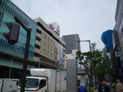 鎌倉街道(県道21号) 上大岡駅 駅前風景