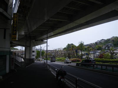 環状2号 屏風ヶ浦バイパスの高架下を進む