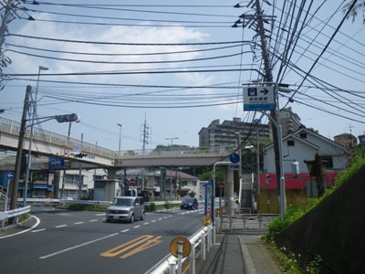 横須賀街道(国道16号) 安針塚駅入口交差点で右折