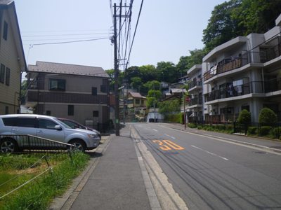 住宅街を南西に進む