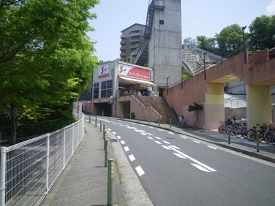 線路沿いに坂を上る