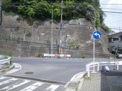 突き当たりで右折、横須賀街道(国道16号)へ
