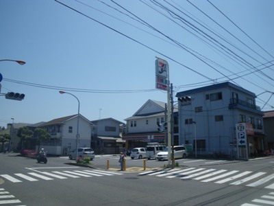 浦賀通り(県道208号) セブン・イレブン前交差点で右折