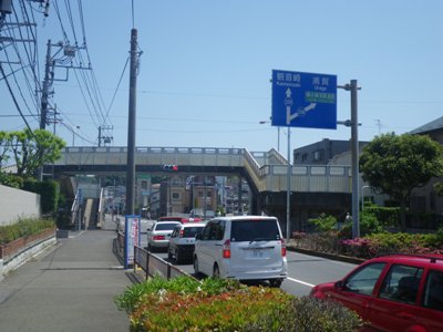 浦賀通り(県道208号) 馬堀交番前交差点で直進、観音崎環状線(県道209号)へ