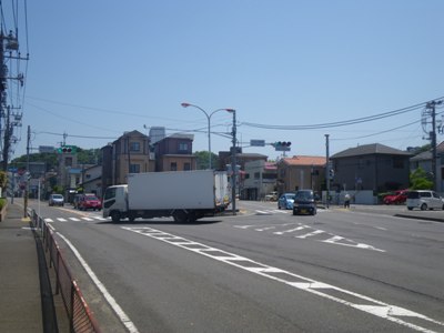 浦賀通り(県道208号) 馬堀交番前交差点で直進、観音崎環状線(県道209号)へ